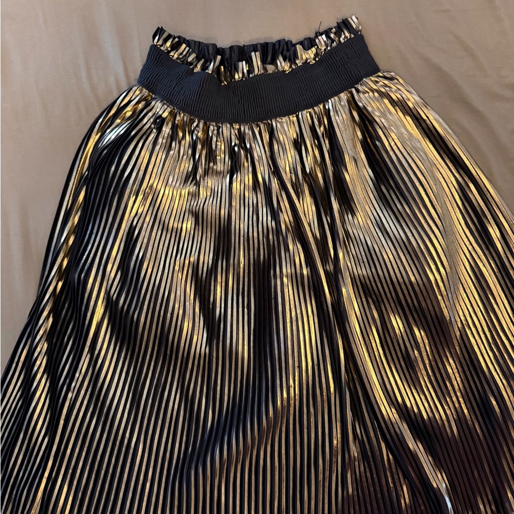 Elegant Gold and Black Pleated Skirt